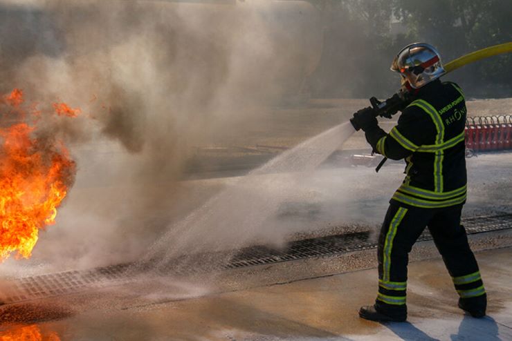 pompier contre le feu