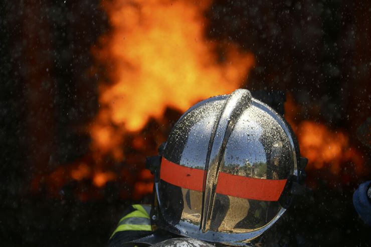 pompier luttant le feu
