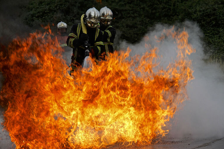 sapeurs-pompiers luttant contre le feu